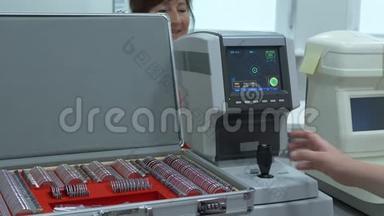 中年妇女眼科检查现代自动拖拉机计算机控制机。 验光师的医疗服务
